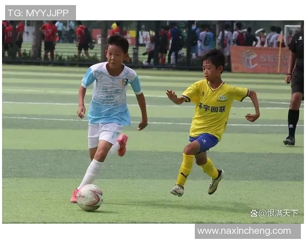 足球明星携手背书包视频传递青春梦想与拼搏精神